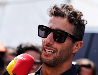 O χαμογελαστός Daniel Ricciardo στο μπάκετ της Renault Sport F1 Team